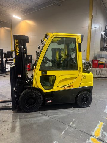 2021 HYSTER H50FT 5000 LB LP GAS FORKLIFT PNEUMATIC 86/189" 3 STAGE MAST SIDE SHIFTING FORK POSITIONER ENCLOSED CAB with HEAT 984 HOURS STOCK # BF9113729-BUF - United Lift LLC