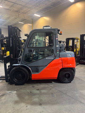 2019 TOYOTA 8FG40U 9000 LB LP GAS FORKLIFT PNEUMATIC 91/132" 2 STAGE CLEAR VIEW MAST SIDE SHIFTING FORK POSITIONER ENCLOSED CAB  HEAT & AC 1302 HOURS STOCK # BF9234199-BUF - United Lift LLC