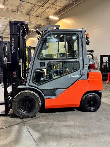 2013 TOYOTA 8FGU25 5000 LB LP GAS FORKLIFT PNEUMATIC 87/189" 3 STAGE MAST 2438 HOURS SIDE SHIFTING FORK POSITIONER ENCLOSED CAB STOCK # BF983689-BUF